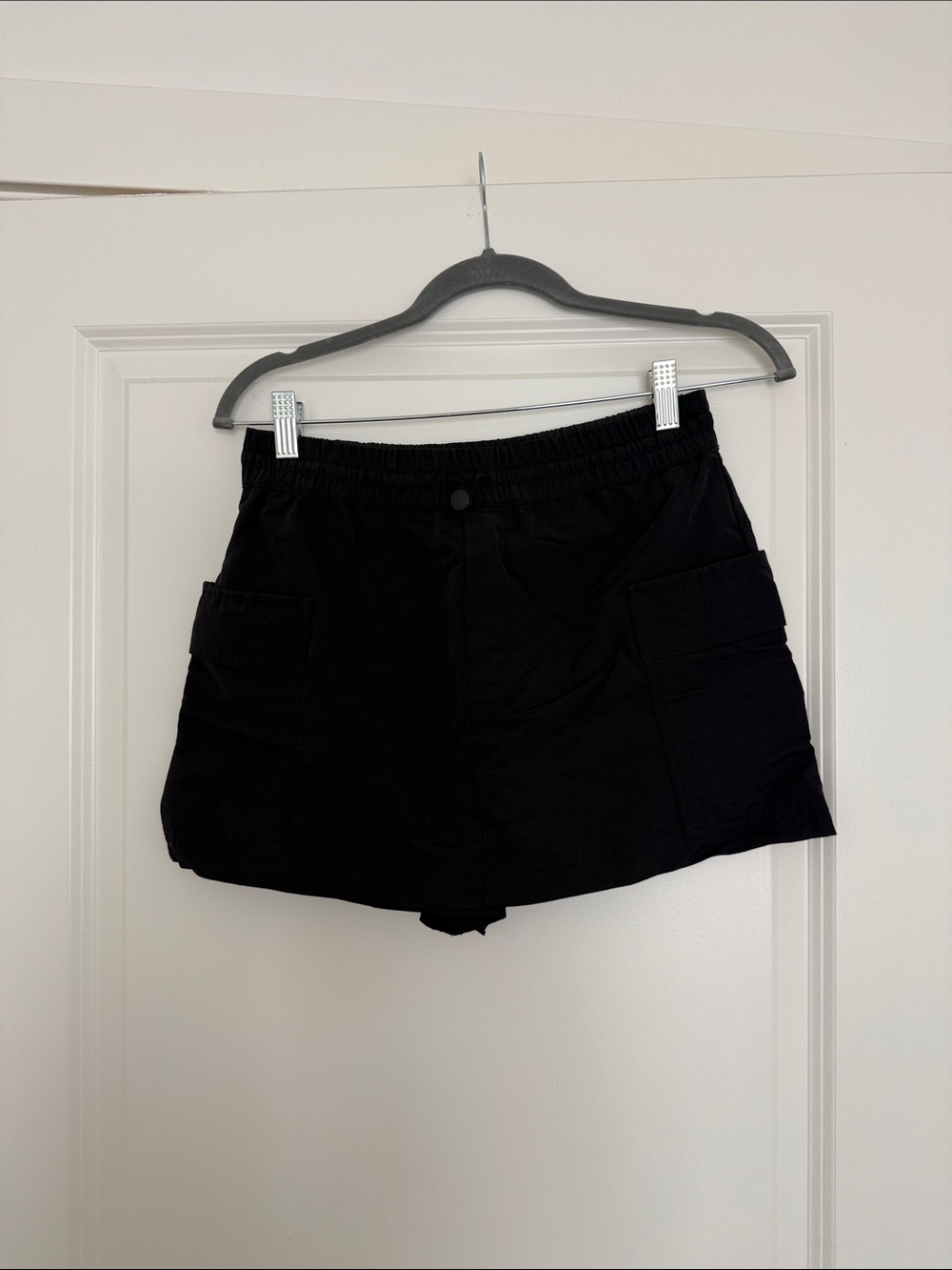 Women's Black Cargo Skort Elastic Waist and Side Pockets